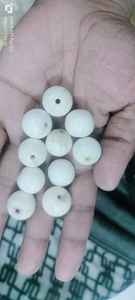 Cuentas de Hueso Natural Blanco Talladas a Mano en Forma Redonda con Orificios Perforados para la Fabricación de Joyas y Proyectos de Manualidades - Product Image 2