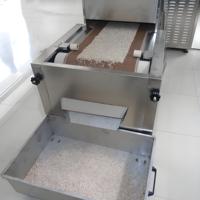Machine de séchage et de stérilisation industrielle à micro-ondes continu SS304 pour les graines de soja, le riz, les noix, les fruits de mer, les graines de citrouille