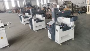 Machine <span class=keywords><strong>de</strong></span> fraisage et <span class=keywords><strong>de</strong></span> perçage CNC à tête unique <span class=keywords><strong>de</strong></span> petite taille 600 mm, routeur CNC pour la fabrication <span class=keywords><strong>de</strong></span> <span class=keywords><strong>profil</strong></span>és en aluminium, fenêtres et portes - Product Image 3