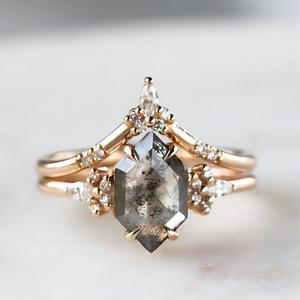 Anillo de Compromiso para Mujer Chapado en Oro Rosa con Cristal Natural, Diseño Geométrico Bohemio, Engaste de Garras y Diamantes Pavé - Product Image 1