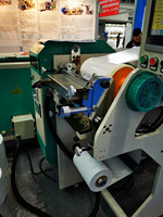 Mini-applicateur de colle thermofusible de type bureau, petite machine de revêtement à chaud de petite largeur pour essai de revêtement de rubans et d'étiquettes