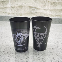 Mug en aluminium personnalisé noir et rouge à motif logo de bière et de jus, changeant de couleur à froid, avec insert en acier inoxydable pour brasserie