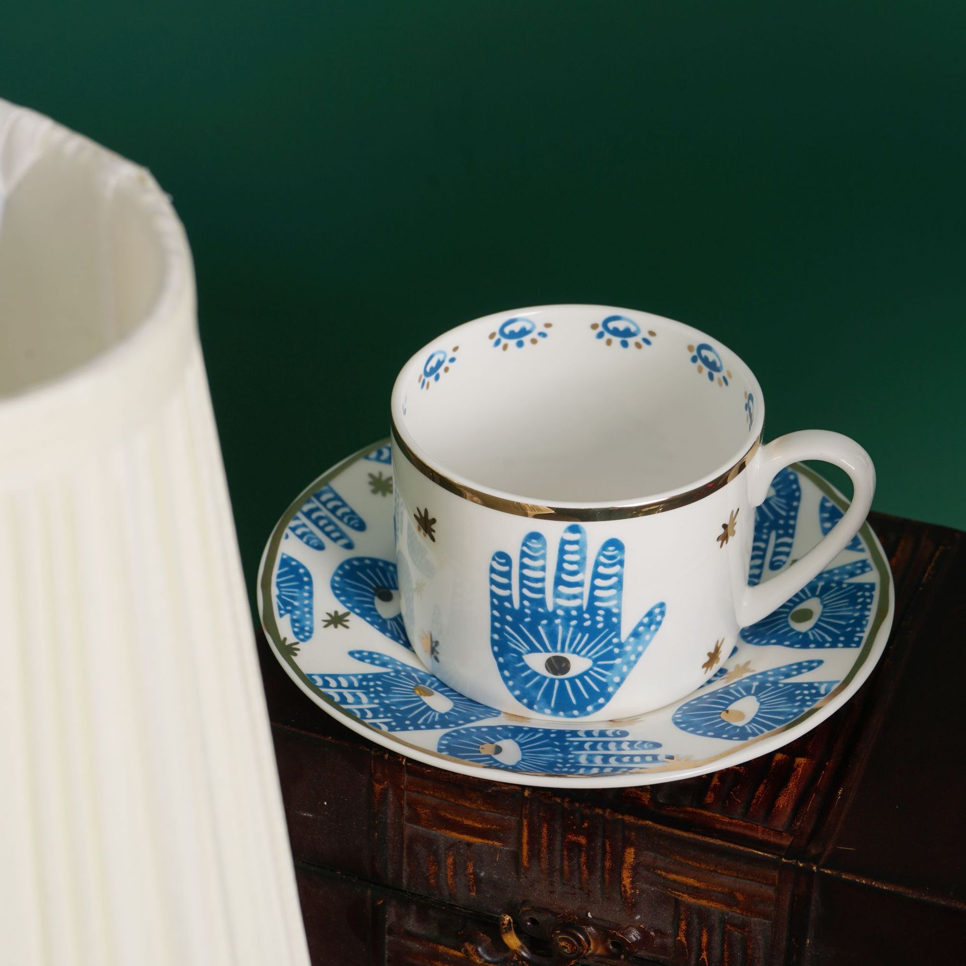 Tasse et soucoupe avec empreinte de main