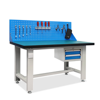 Banc de travail d'assemblage en usine avec armoire à outils, panneau perforé en acier, tiroir verrouillable et éclairage de travail LED