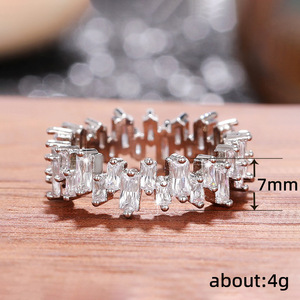 Anello con Zirconi a Fila Cava per Donne, Gioiello da Dito Geometrico alla Moda - Product Image 4
