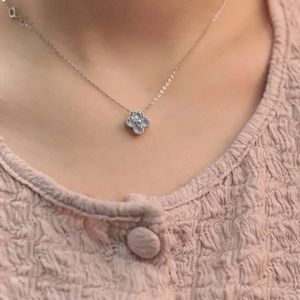 Collier pendentif trèfle à quatre feuilles porte-bonheur en or fin 18 carats avec pierre précieuse naturelle aigue-marine Xinfly Jewelry - Product Image 3