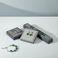 Ensemble de présentoirs à bijoux en cuir PU gris FANXI, support pour bagues, pendentifs, boucles d'oreilles et colliers pour comptoir de vente au détail, gris clair/gris foncé