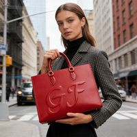 Sac fourre-tout de luxe rouge gaufré, sac à poignée supérieure structuré avec monogramme GF, idéal pour le style urbain et les sorties du week-end