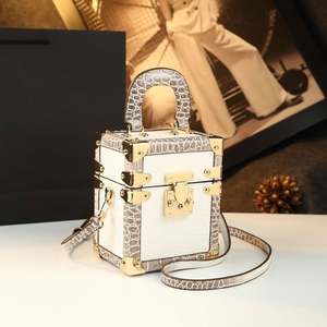 Bolso de Mujer de Cuero con Remaches Estilo Retro, Bolso de Lujo, Bolso de Mano Moderno, Bolso Bandolera - Product Image 2