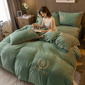 Lenzuolo di flanella invernale con pelliccia copriletto di velluto caldo e federe Set di biancheria da letto invernale Moschino - Product Image 2