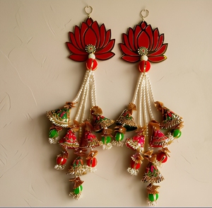 Décoration murale traditionnelle en tissu rouge avec des pompons en forme de lotus pour la décoration intérieure de Diwali - Product Image 1