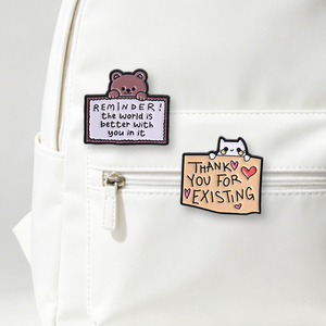 Grazioso Distintivo in Smalto a Forma di Gatto e Orso con Messaggio 'Grazie per Esistere', 'Il Mondo è Migliore con Te' e 'In IT'. Spilla da Borsa, da Risvolto, Gioiello, Regalo - Product Image 1