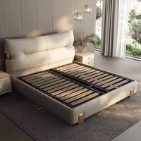 Lit de Luxe Moderne en Cuir Véritable Italien pour Chambre Parentale, Cadre de Lit Capitonnée King Size avec Garniture Dorée et Rangement