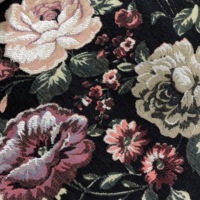 Tissu drapé floral classique européen à grandes roses, couleurs exquises et riches, rappelant une peinture à l'huile vintage.