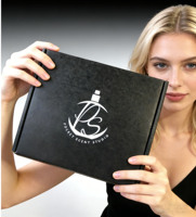 Caja de embalaje negra de lujo personalizada para 5 sets de regalo de muestras de perfume de 5 ml, hecha con materiales reciclados y forro de esponja.