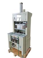 Machine de thermoformage industrielle à double station pour bonnets de soutien-gorge, avec changement automatique de moule et presse à chaud pour bonnets de lingerie en mousse