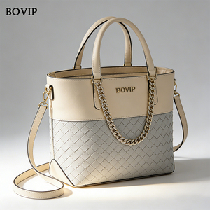 T-23 クリームとグレーの織り込みトートバッグ、ゴールドチェーンアクセント付きマルチウェイハンドバッグ、取り外し可能なクロスボディストラップで普段使いに最適 - Product Image 1