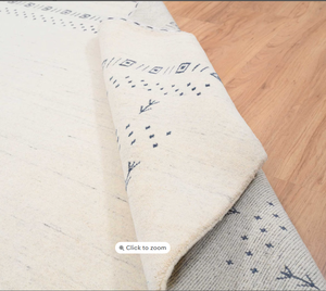 Tapis géométrique blanc Tapis de sol Gabbeh créé avec de la laine naturelle et des tons rustiques pour un style de chambre classique - Product Image 1