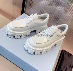 Baskets montantes classiques personnalisées avec logo, en cuir véritable, pour femme, style décontracté, à semelle épaisse et talon compensé - Product Image 2