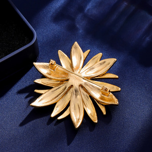 Broche en émail cristal étincelant plaqué or KAMMY, motif renard, en acier inoxydable, pour femme, cadeau idéal pour fiançailles, anniversaire, fête - Product Image 3