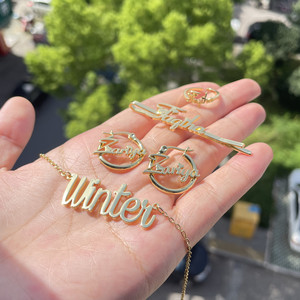 QIUHAN OEM Ensemble de <span class=keywords><strong>4</strong></span> pièces de bijoux personnalisés en acier inoxydable avec nom pour bébé : collier, épingle à cheveux, bague et boucles d'oreilles pour enfants - Product Image 5