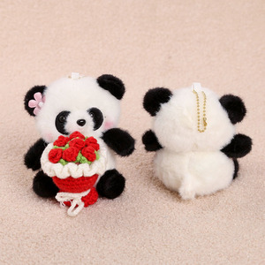 Ciondolo Bouquet <span class=keywords><strong>Panda</strong></span>, Bestseller in Stile Chengdu, <span class=keywords><strong>Panda</strong></span> di Peluche Lavorato a Maglia che Abbraccia Fiori, Piccolo <span class=keywords><strong>Panda</strong></span> in Poliestere e Cotone PP - Product Image 3