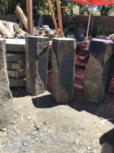 Hand geschnitzter natürlicher Basalt-<span class=keywords><strong>Boulder</strong></span>-Säulen brunnen garten für den Innenhof des Landschafts parks im Freien - Product Image 2