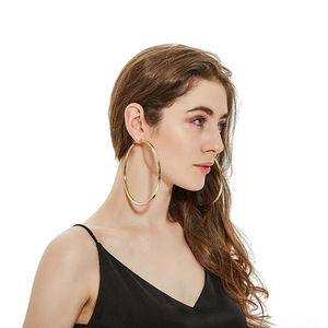 2021 Neue Punk-Style Übertriebene 110mm Goldfarbene Große Kreisohrringe Einfache Geometrische Röhrenförmige Große Clip-On Creolen - Product Image 2
