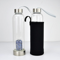 Bouteille d'eau en verre énergétique avec pierres de cristal naturelles et quartz pour la guérison magique