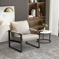 Fauteuil de salon discret GEDO Wabi-sabi 2026 avec accoudoirs en acier inoxydable et revêtement en cuir noir souple