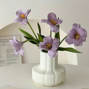 Arrangement de fleurs de tulipes artificielles dans un vase blanc, décoration moderne pour la maison, accessoire de mariage, léger, fait à la main pour le salon - Product Image 3