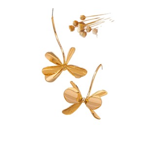 Boucles d'oreilles tendance haut de gamme en forme de fleur, idéales pour les femmes au quotidien, les fêtes et les occasions spéciales, en alliage plaqué or – Vente chaude transfrontalière - Product Image 5