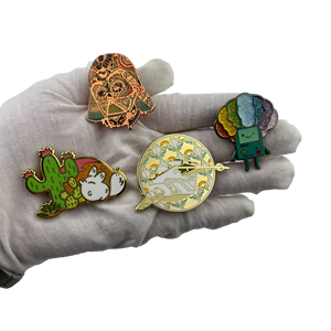 Pin de solapa con botón personalizado de seguridad de tienda única Fabricante de solapa de esmalte duro - Product Image 2