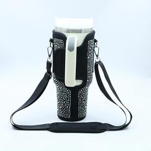 Bolsa Portabotellas con Brillantes para Aventuras, Funda de Neopreno para Vaso de 40oz con Asa y Correa Ajustable, Detalles Glamurosos con Diamantes - Product Image 2