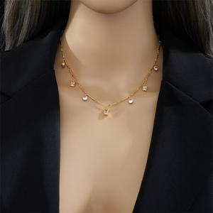 Colgante de Diamantes Cuadrados y Redondos de Estilo Minimalista y Moderno. Hermoso collar pequeño. - Product Image 4