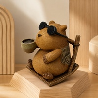 Figurine en résine Capybara rustique avec finition texturée marron, lunettes de soleil et canne à pêche pour la décoration de bureau et de table à la maison