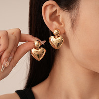 Boucles d'oreilles clous géométriques en alliage plaqué argent pour femmes, style européen et américain, cœur d'amour, style luxe léger exagéré