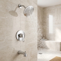 Robinet de bain et de douche mural moderne en chrome avec poignée sculptée à pression équilibrée, jet doux effet pluie pour usage hôtelier