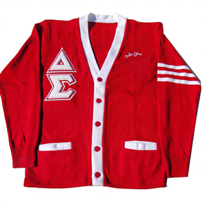 Suéter Cárdigan Universitario Informal Inspirado en la Hermandad Alppha Sigma, Color Blanco y Rojo, Lana Merino, con Características Anti-Pilling y Anti-Arrugas en la Parte Delantera - Product Image 1