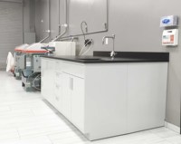 Table d'appoint de laboratoire moderne VitalLab tout acier avec revêtement époxy, plan de travail en acier inoxydable, évier et 4 tiroirs robustes