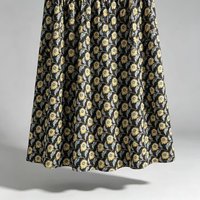 Kain katun 100% berkualitas tinggi yang dapat disesuaikan, latar belakang hitam dengan motif bunga kuning, cocok untuk pakaian.