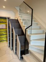 Meuble d'escalier modulaire sur mesure en panneaux stratifiés, design traditionnel duplex, pour rangement sous escalier, salon et appartement