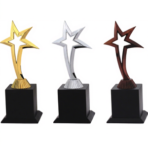 Trofeo de lujo con forma de estrella y acabado metálico pulido. Trofeo profesional para la excelencia de empleados, el liderazgo y la empresa. - Product Image 1