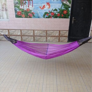 Hamac d'extérieur en tissu teint en fil de soie glacée, capacité de charge de 100 kg, portable, pour usage intérieur et extérieur, couleur violette - Product Image 1