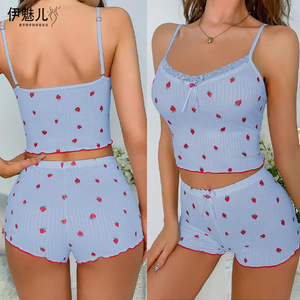Nuevo conjunto de dos piezas con estampado de fresas, camisola estampada con textura acanalada y pantalones cortos con ribete de encaje. - Product Image 2