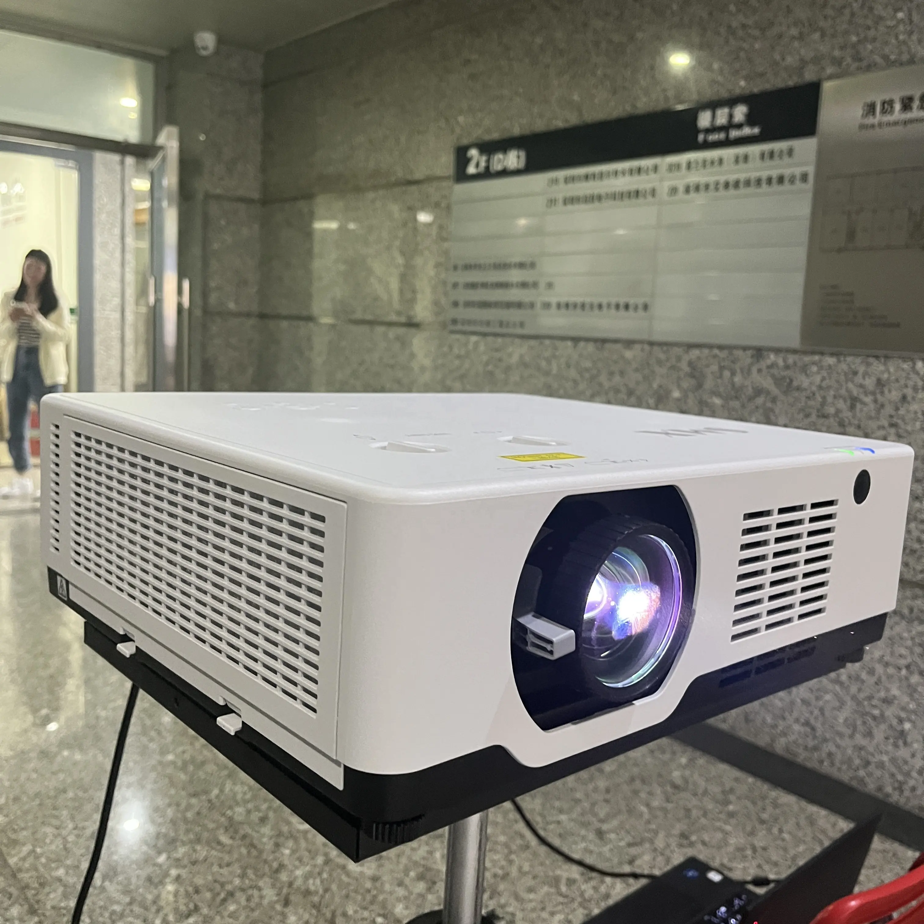 Proyektor laser 6500 lumen, proyeksi ruang konferensi plaza profesional