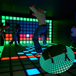Jeu interactif multijoueur immersive d'évasion en salle avec sol et mur lumineux à LED, grille de pixels et zone de saut - Product Image 3