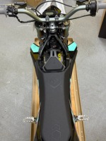 Nueva Motocicleta Eléctrica Todoterreno Surron Hyper Bee 8000W 2026 con Diseño de Estructura Segura y Humanizada