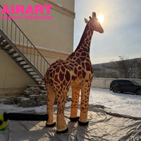 Campagne publicitaire décorant une girafe géante gonflable