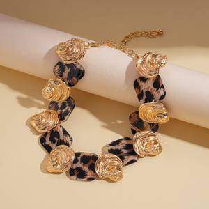 <span class=keywords><strong>Set</strong></span> <span class=keywords><strong>di</strong></span> Gioielli <span class=keywords><strong>di</strong></span> Lusso in Resina con Pendente Geometrico Circolare Collana <span class=keywords><strong>Orecchini</strong></span> Bracciale per Donna Accessori da Festa - Product Image 5